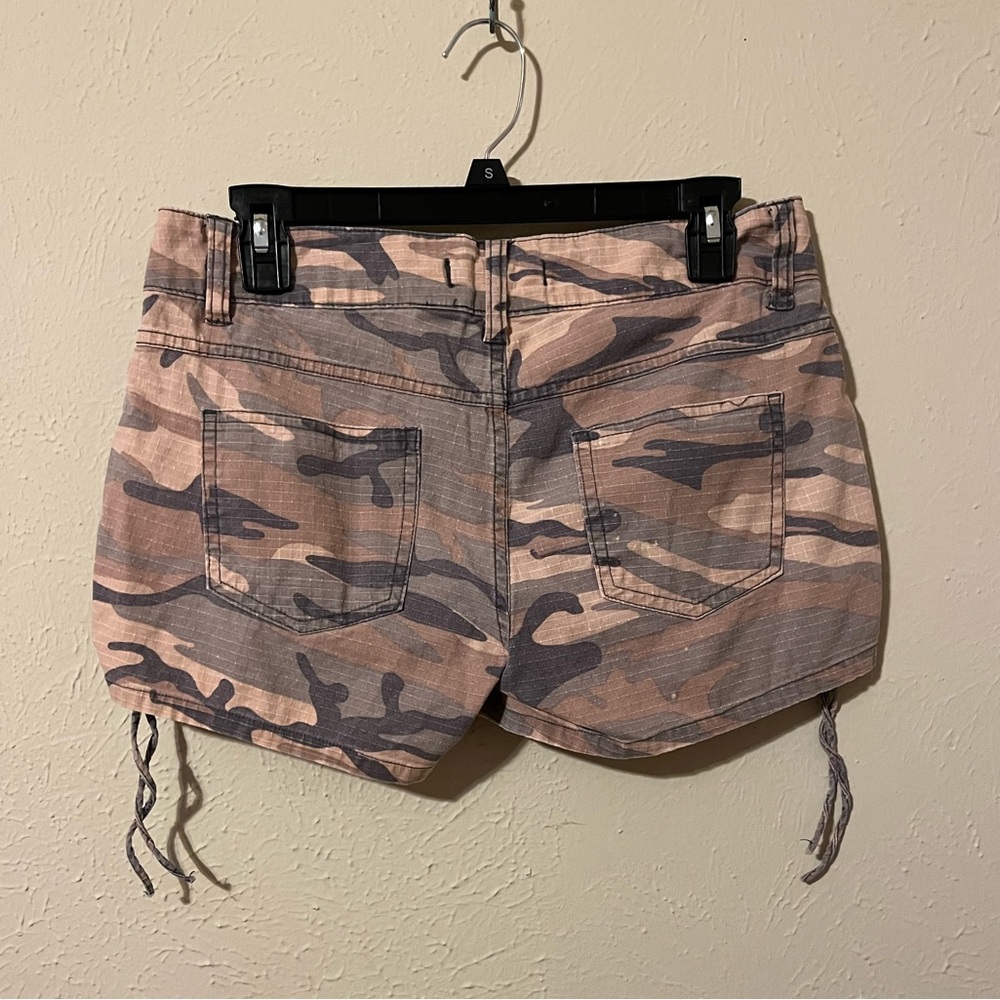 Vanilla Star Camo shorts - Picture 2 of 6